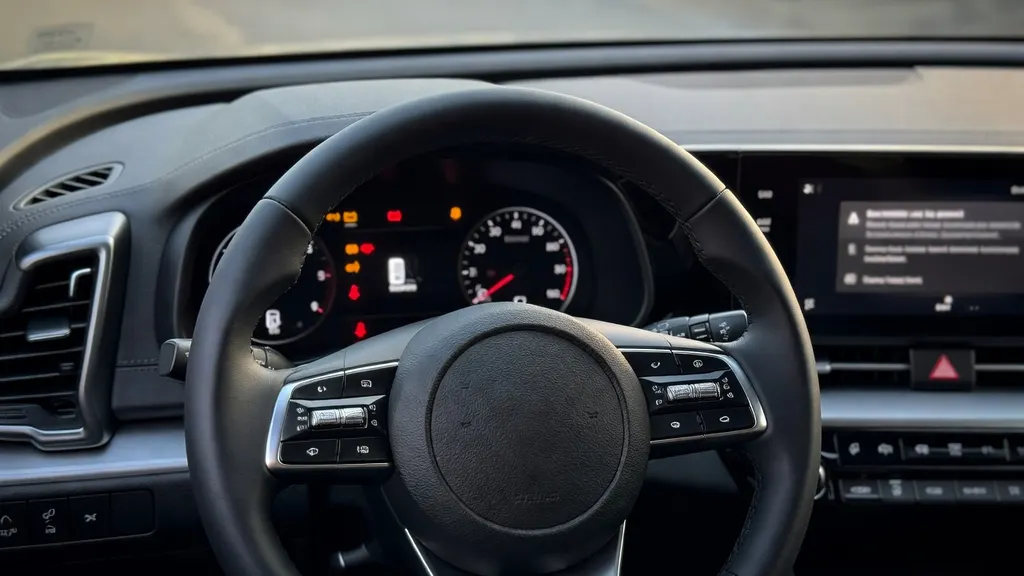 Kia Sportage – opis kontrolek i komunikatów